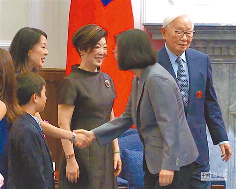 張忠謀兒子女兒|分享榮耀…全家福罕見亮相 張忠謀 受勳不忘放閃